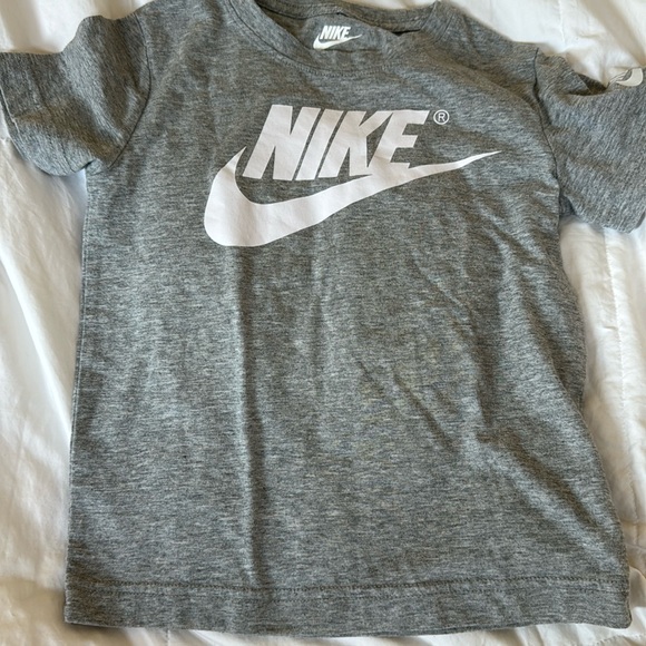 Boys NIKE tshirt Size 5 - Picture 1 of 2